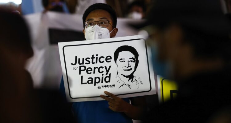Foto de archivo de un manifestante con un cartel que pide justicia para el periodista asesinado Percy Mabasa, conocido como Percy Lapid, durante una manifestación para mostrar la indignación que provoca los asesinatos de periodistas.