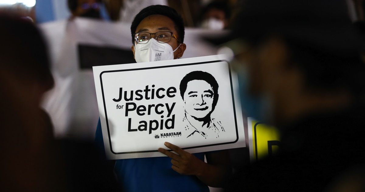 Foto de archivo de un manifestante con un cartel que pide justicia para el periodista asesinado Percy Mabasa, conocido como Percy Lapid, durante una manifestación para mostrar la indignación que provoca los asesinatos de periodistas.