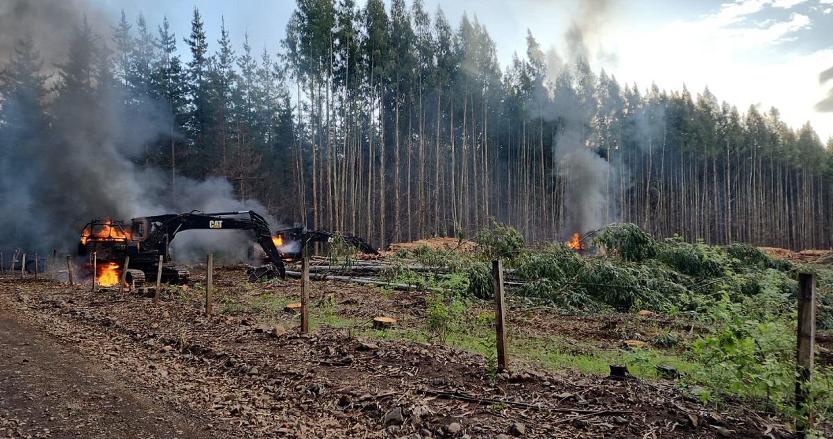 Las maquinarias incendiadas en un terreno de Victoria.