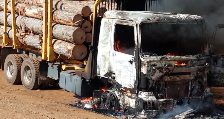 Al menos 3 camiones y maquinaria destruida deja ataque incendiario en la ruta Lautaro a Galvarino