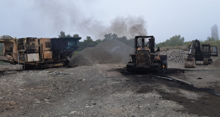 Ataque incendiario deja al menos dos máquinas destruidas en Santa Bárbara: autores dejaron panfleto