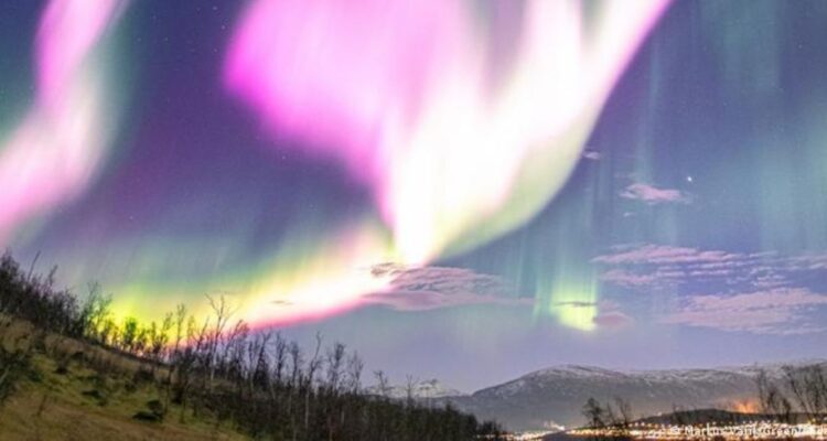 Tormenta solar hace un agujero en la atmósfera de la Tierra y provoca extrañas auroras boreales rosas