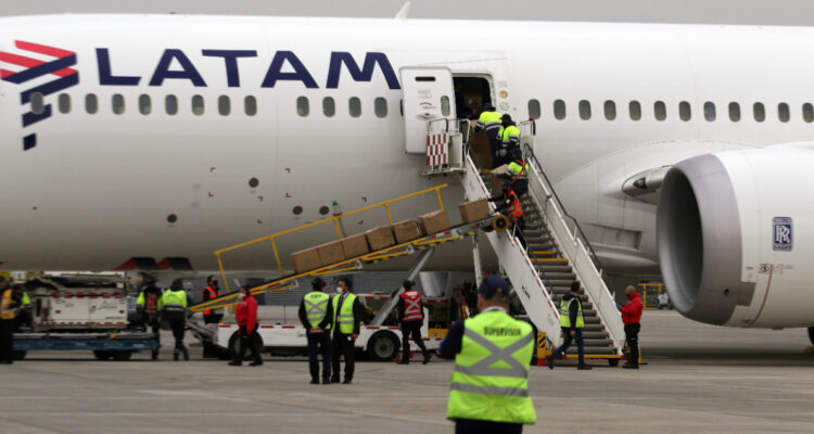 Avión de Latam fotografía de archivo Agencia UNO