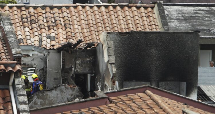 Bomberos y organismos de socorro llegan para atender la emergencia, luego de que una avioneta se estrellara en un barrio residencial.