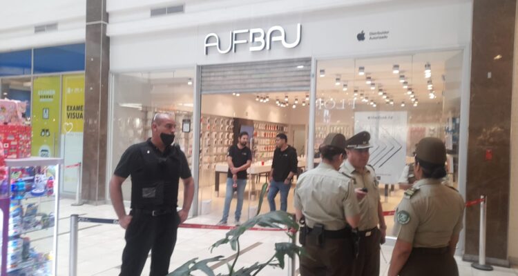 Carabineros durante procedimiento tras robo a tienda Apple del Mall Plaza Oeste, en la región Metropolitana