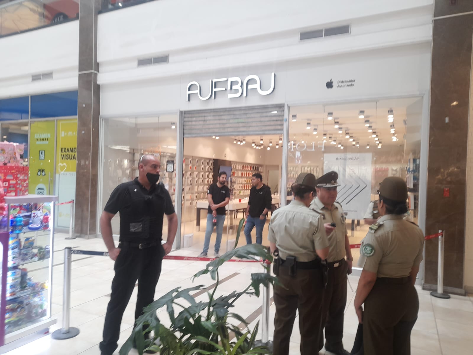 Carabineros durante procedimiento tras robo a tienda Apple del Mall Plaza Oeste, en la región Metropolitana