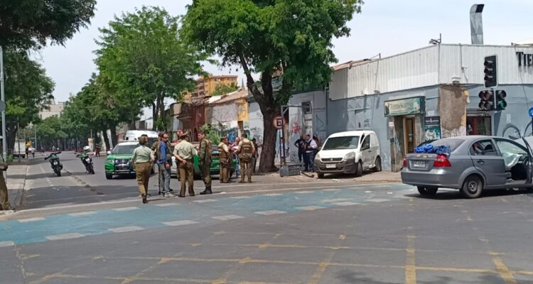 Persecución en RM termina con delincuente baleada por Carabineros, detenidos y mujeres atropelladas