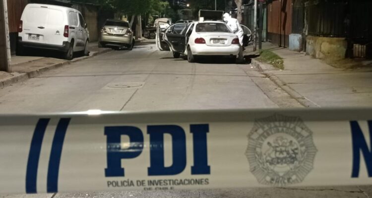 Balaceras en Renca dejan un muerto, dos heridas, un auto quemado y un joven que salvó de milagro