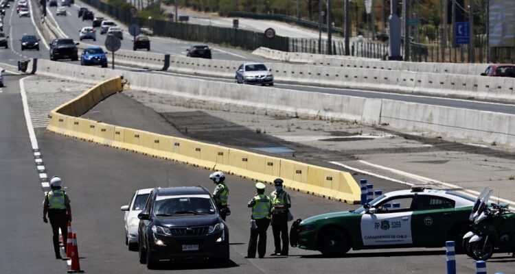 Carabineros realizando labores de fiscalización en la salida de Santiago por el fin de semana largo.