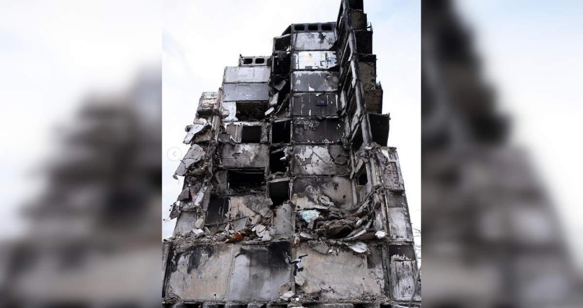 Banksy plasma uno de los famosos grafitis sobre un edificio en ruinas de Ucrania