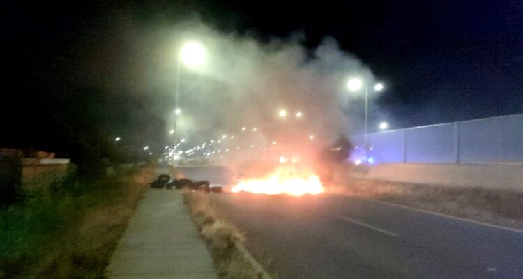 Delincuentes asaltan un servicentro y luego cortan con barricadas la ruta Cabrero-Concepción