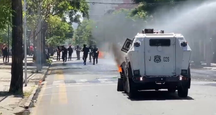 Tres detenidos deja intervención de Carabineros en Liceo Barros Borgoño tras incidentes