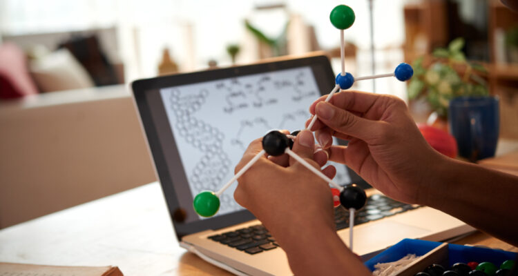 falabella.com y Universidad de Chile entregarán becas para cursos Stem a niñas y adolescentes