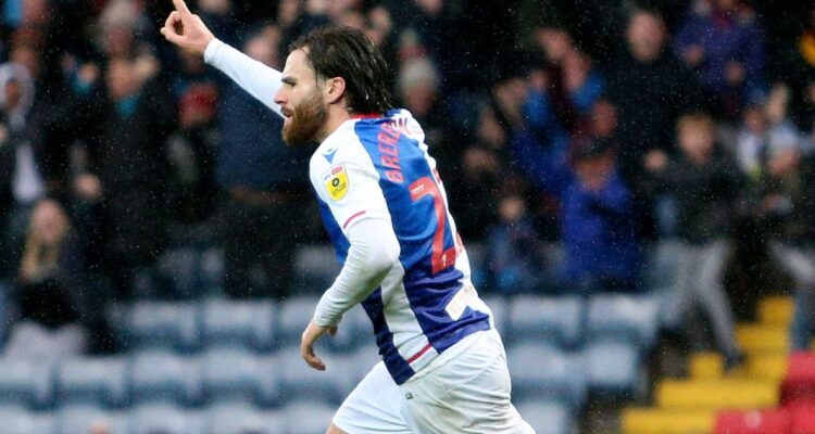 Ben Brereton le dio el triunfo a un Blackburn sublíder de la Championship