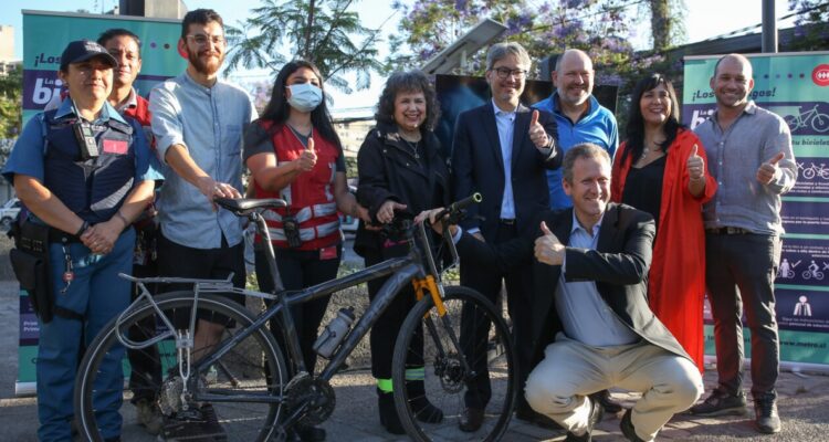 Metro de Santiago anuncia que se podrá viajar con bicicleta los domingos