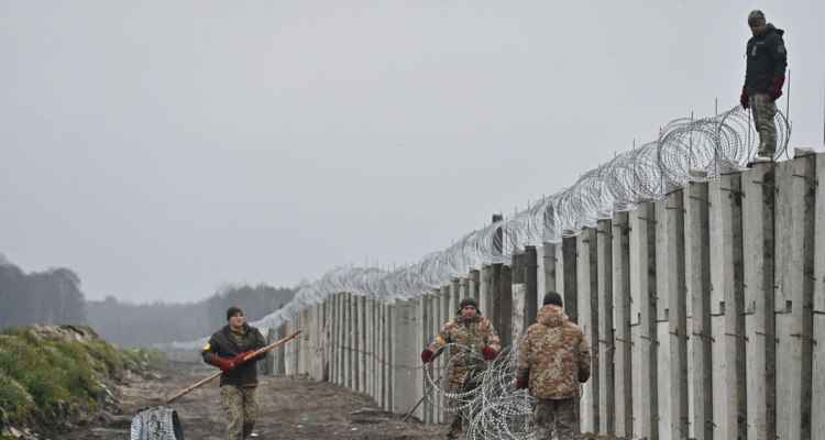 La construcción del muro en la frontera.