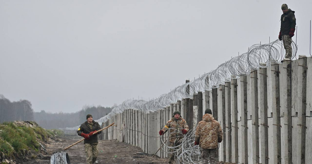 La construcción del muro en la frontera.
