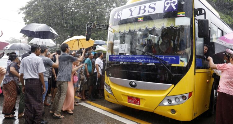 Presos birmanos y extranjeros siendo liberados.