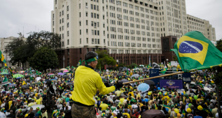 Seguidores de Bolsonaro se reúnen fuera de cuarteles militares y piden golpe de Estado contra Lula
