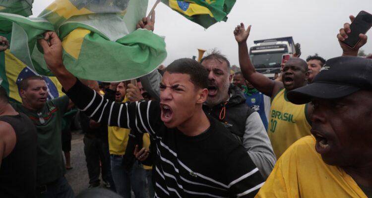 Bolsonaristas protestan contra la elección de Lula.