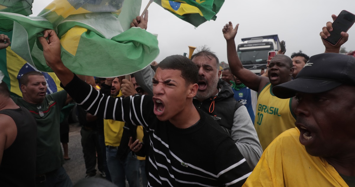 Bolsonaristas protestan contra la elección de Lula.