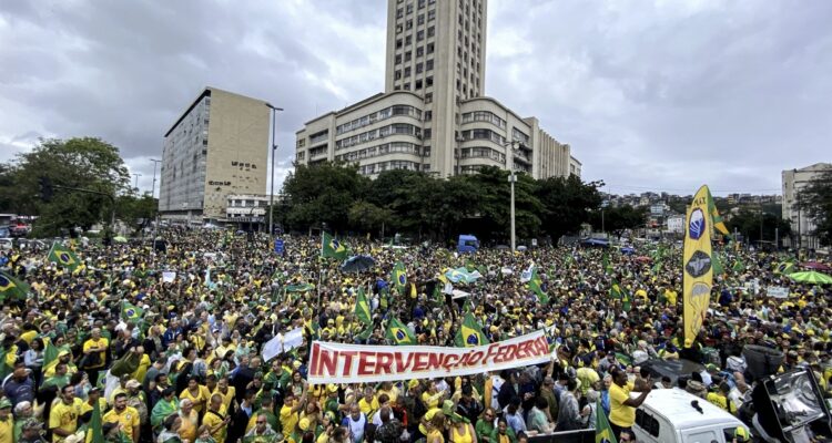 Una protesta de seguidores del expresidente Jair Bolsonaro por el resultado de las elecciones, frente al Comando Militar del Este.