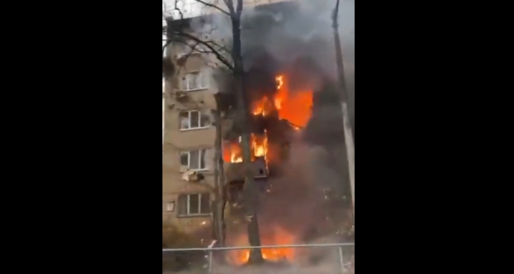 Un edificio civil en Kiev incendiado tras ser alcanzado por un misil.