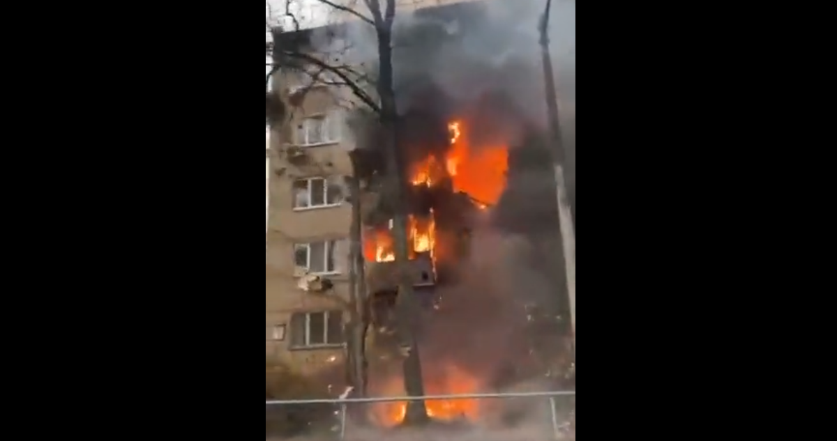 Un edificio civil en Kiev incendiado tras ser alcanzado por un misil.