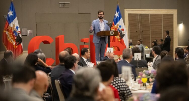 En visita a México: Boric invita a invertir en Chile y pone como ejemplo a Amazon y Google