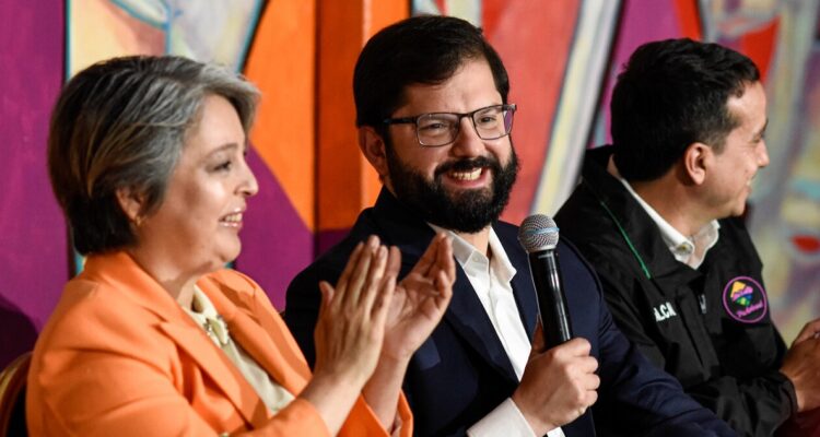 El presidente Boric en un conversatorio ciudadano por la reforma previsional.