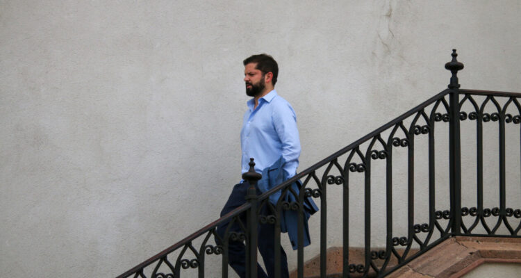 Criteria: Desaprobación de Boric llega a su nivel más alto y un 72% quiere nueva Constitución