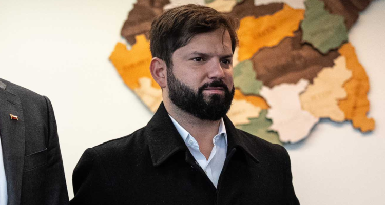 Boric desmiente estadía en regimiento