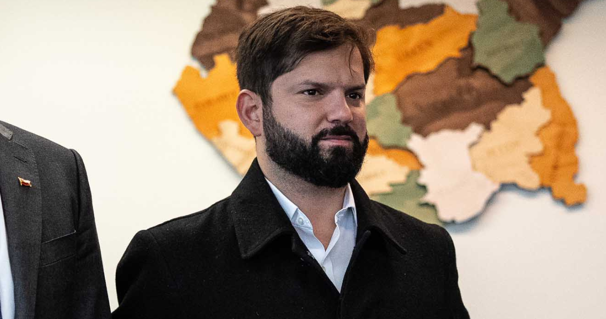Boric desmiente estadía en regimiento