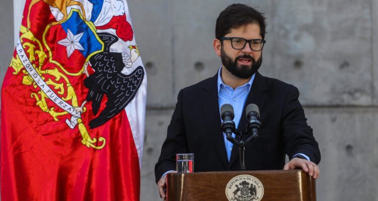 Boric reconoce que otra cosa es con guitarra