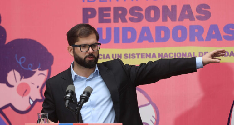 Boric encabeza lanzamiento de Registro Nacional de Personas Cuidadoras: “Cuidar también es trabajar”
