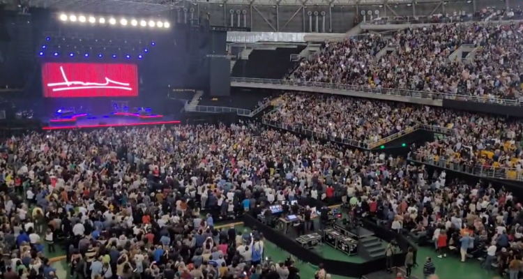 Panorámica del concierto de Serrat en el Movistar Arena este domingo.