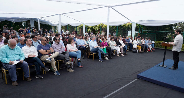 Boric en cónclave oficialista