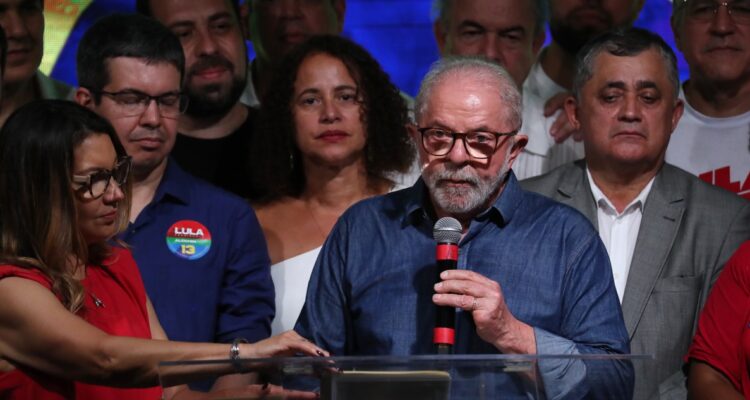 Lula celebra su victoria electoral.