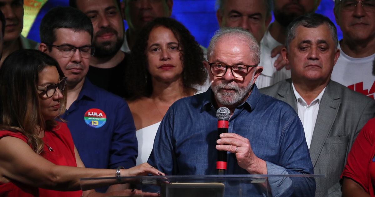 Lula celebra su victoria electoral.