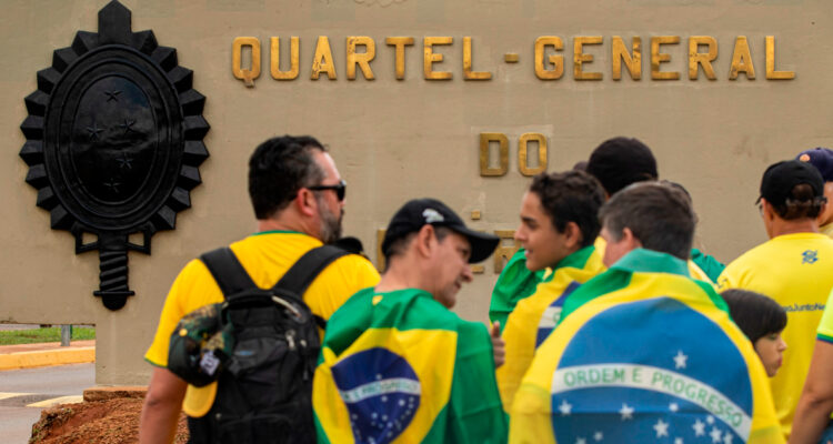 Manifestantes bolsonaristas frente al Cuartel General del Ejército.