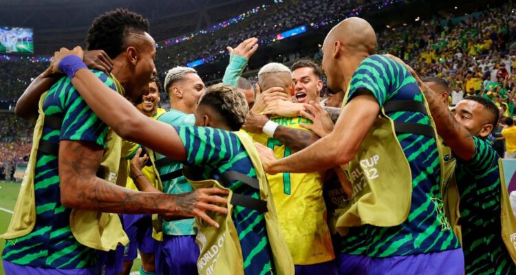 Brasil celebra uno de los goles de Richarlison ante Serbia