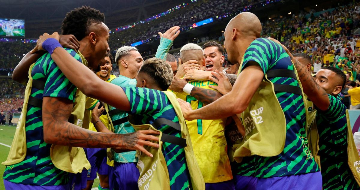 Brasil celebra uno de los goles de Richarlison ante Serbia