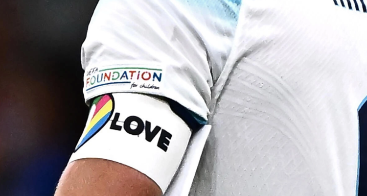El brazalete “One Love (Un Amor)”, en protesta por la represión qatarí contra el colectivo LGBTI.
