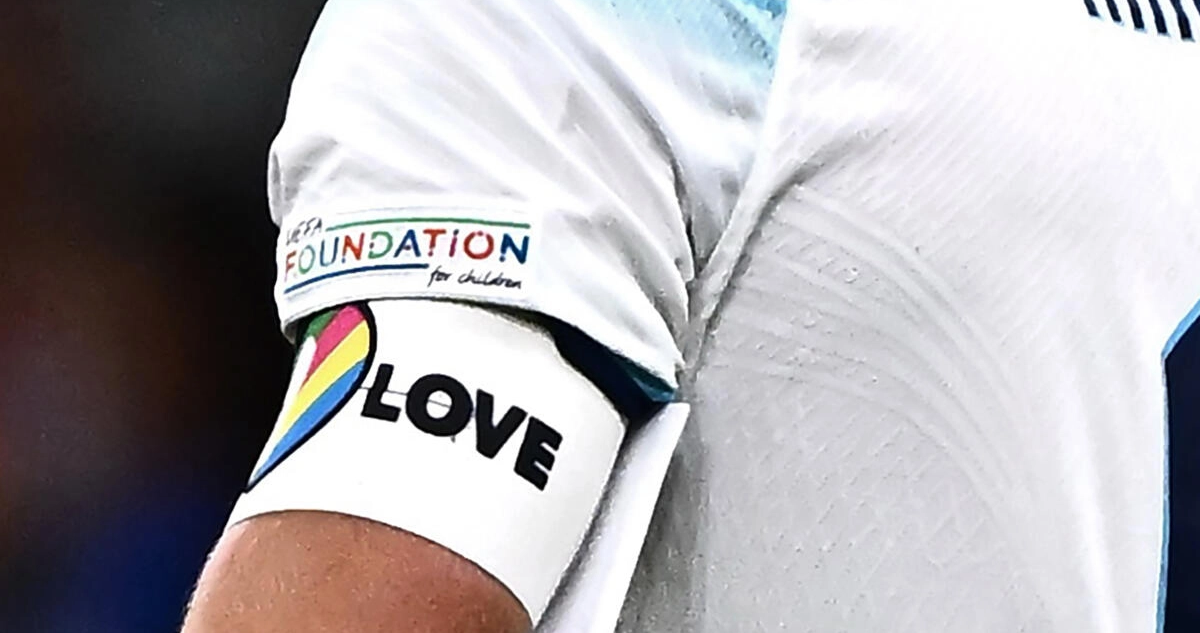El brazalete “One Love (Un Amor)”, en protesta por la represión qatarí contra el colectivo LGBTI.