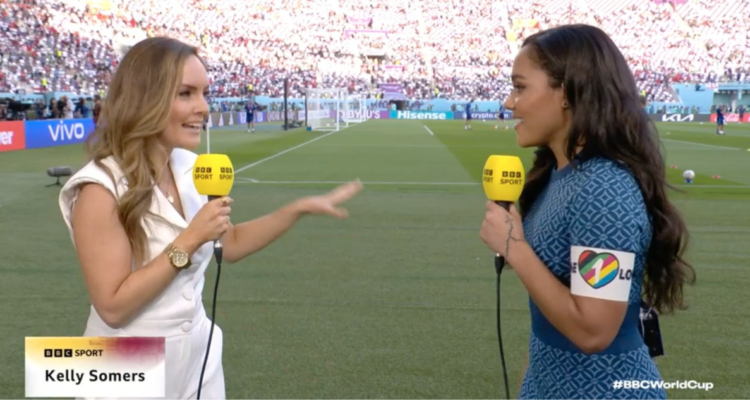 Alex Scott utiliza el brazalete ‘One Love’ en la previa de Inglaterra vs Irán.