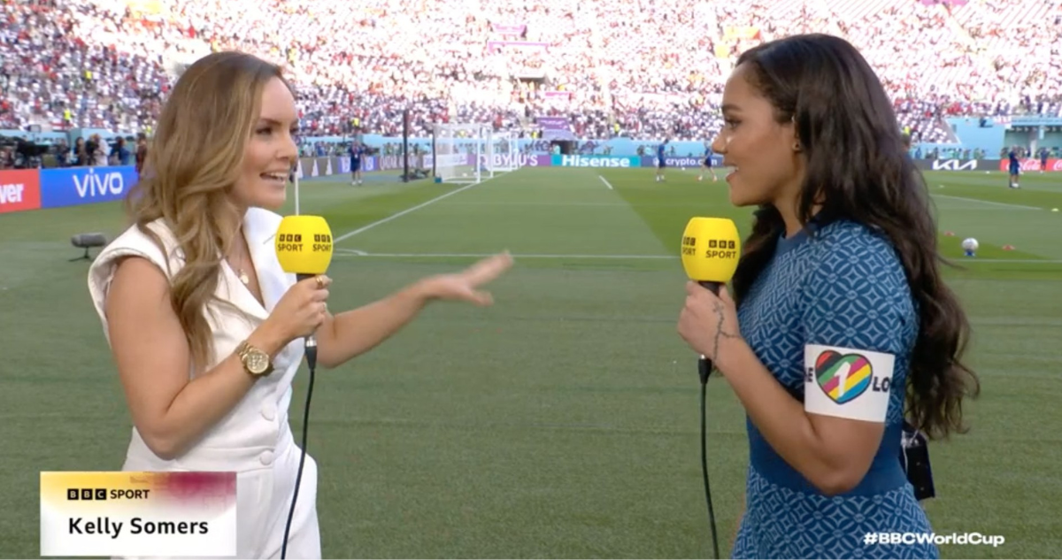 Alex Scott utiliza el brazalete ‘One Love’ en la previa de Inglaterra vs Irán.