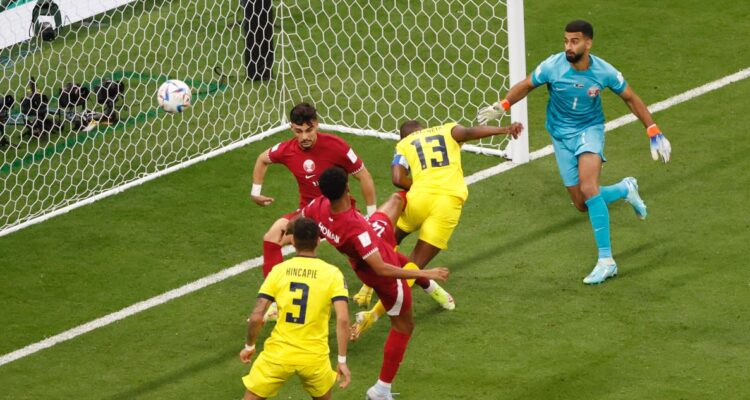 Las burlas hacia el VAR en el duelo inaugural del Mundial de Qatar