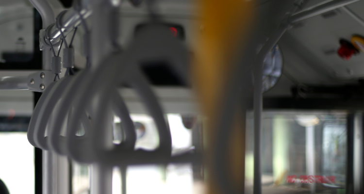 Conductores de buses de la provincia de San Antonio paralizan recorridos por alza de combustible