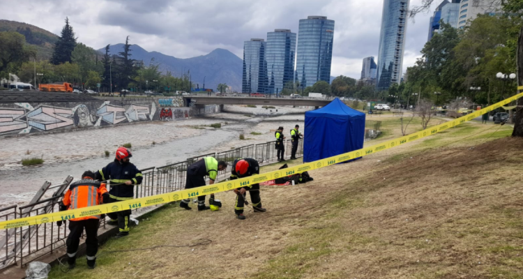 Encuentran cadáver a orillas del río Mapocho, a la altura del Costanera Center.
