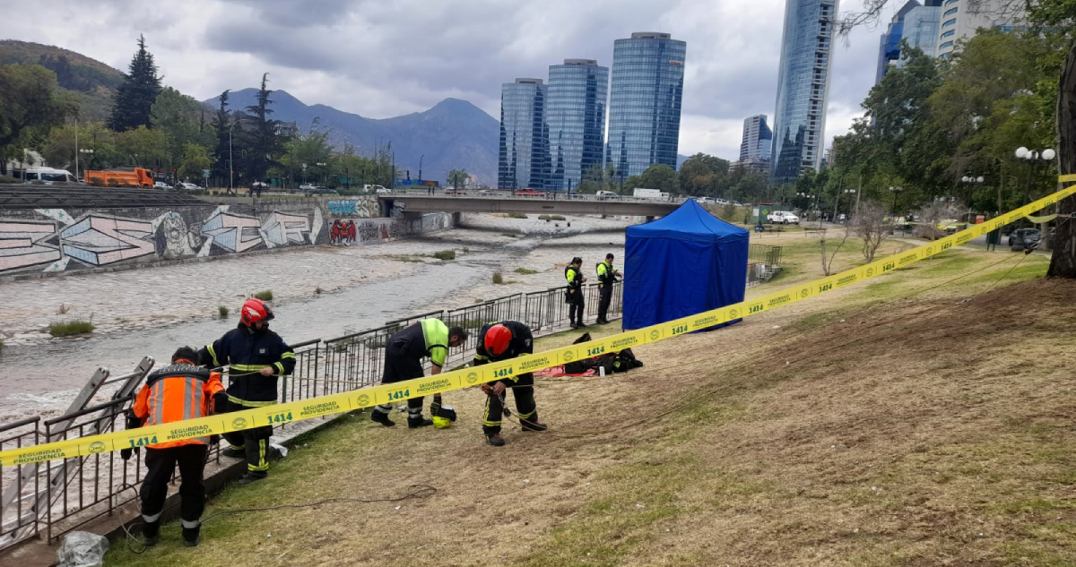 Encuentran cadáver a orillas del río Mapocho, a la altura del Costanera Center.